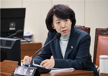 제293회 임시회 환경수자원위원회 회의에서 발언하는 김경영 의원