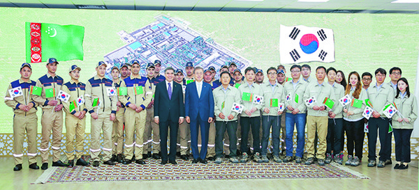 South Korean president, Moon Jae-in and his Turkmen counterpart, Gurbanguly Berdimuhamedov in Kiyanly polyethylene polypropylene factory in April 2019.