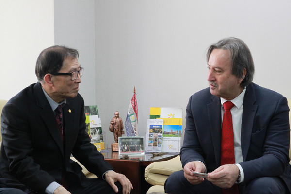 Executive Vice chairman Choe Nam-suk(left) interview Paraguayan Ambassador at the Embassy office.