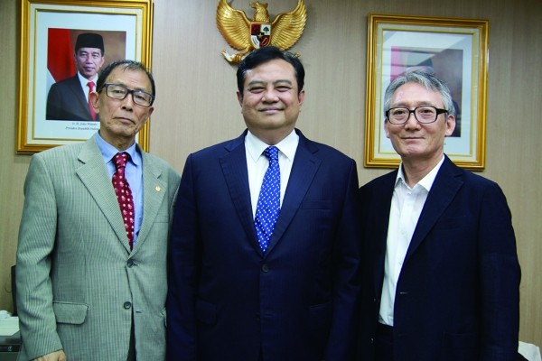 From left, Executive Vice Chairman Choe Nam-Suk, Ambassador, Publisher-President Shin Hyun-Doo.