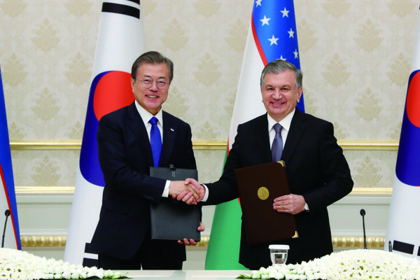 Korean President Moon Jae-in and his Uzbek counterpart, Shavkat Mirziyoyev.