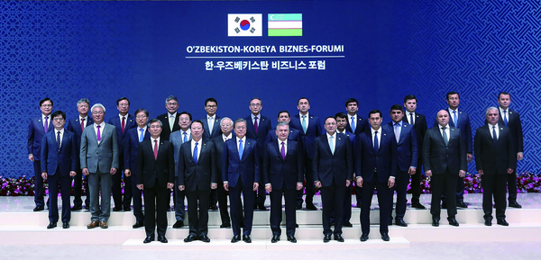 Presidents of Uzbekistan and Korea at the business forum.