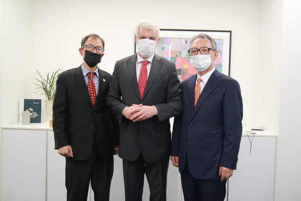 From left, Executive Vice Chairman, Choe Nam-suk, H.E. Michael Reiffenstuel and Publisher-President, Shin Hyun-doo.