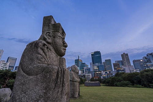 선릉과 정릉_정릉 문인석, 무인석, 석마 앞으로 노을이 지고 있다.