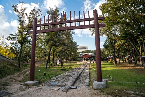 선릉과 정릉_정릉(중종 능) 홍살문 뒤로 정자각이 보인다. 정자각 왼쪽에 정릉 능침이 있다.