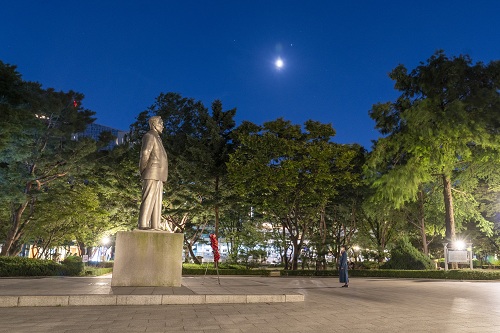 도산공원_도산공원 중앙에 세워 놓은 도산 안창호 선생 동상(밤)