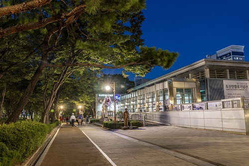 .도산공원_정문 옆에 도산 안창호 선생의 업적을 기리는 기념관이 있다.