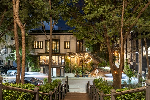 도산공원_정문과 서문, 동문 주변에 식당과 카페들이 모여 있다. 사진은 동문 쪽 골목 풍경.