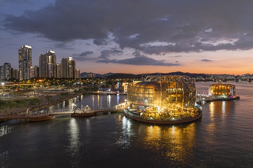 반포한강공원 반포대교 위에서 촬영한 세빛섬과 도심 전망. 일몰 감상하기 좋은 포인트다.