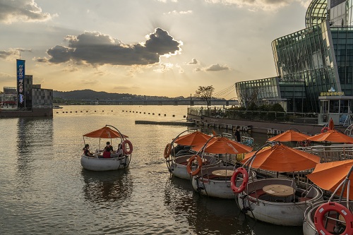 반포한강공원_튜브스터를 타고 일몰을 감상하는 나들이객들. 세빛섬에 승선장이 있다.