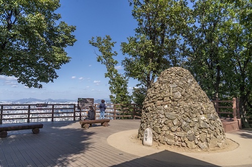 우면산 소망탑 앞에 도심 전망을 볼 수 있는 전망대가 설치돼 있다.