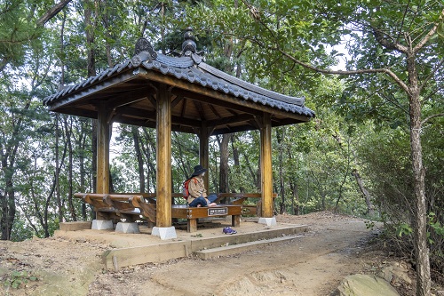 우면산 태극쉼터와 소망탑 사이에 있는 정자 쉼터. 우면산에는 쉼터가 많다.