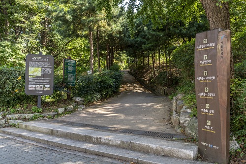 우면산 등산로 들머리 풍경. 들머리가 여러 곳인데 서초 약수터 쪽이 전철 남부터미널역에서 가깝다.