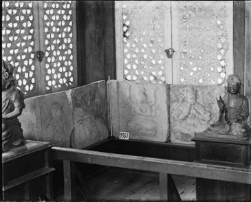 창경궁 명정전 내부 좌측에 전시된 팔부중상이 새겨진 석탑 기단부 면석을 찍은 유리건판 사진