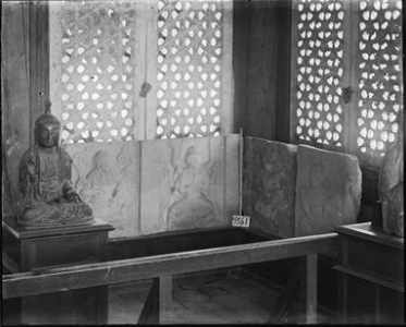 창경궁 명정전 내부 우측에 전시된 팔부중상이 새겨진 석탑 기단부 면석을 찍은 유리건판 사진