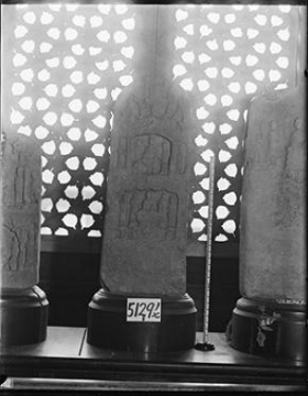 창경궁 명정전 내부에 전시된 중국 불비상을 찍은 유리건판