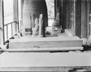 창경궁 명정전 뒤 툇간에 전시 중인 석조 유물을 찍은 유리건판 사진