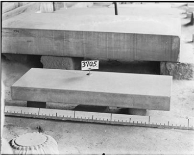 창경궁 명정전 뒤 툇간에 전시 중인 조선시대 해시계 간평일구·혼개일구(簡平日晷·渾蓋日晷,보물 제841호)를 찍은 유리건판 사진