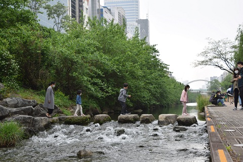 장려상_박광민_청계천 산책길 마스크 착용 풍경(평화시장)
