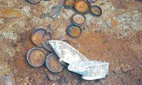 고창 봉덕리 1호분 금동신발 출토 모습