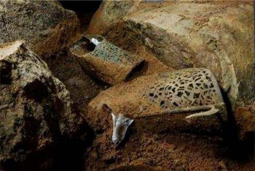 나주 정촌고분 금동신발 출토 모습