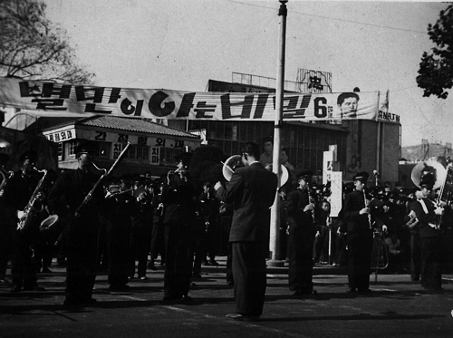 1960년대 국제극장 앞 시가행진