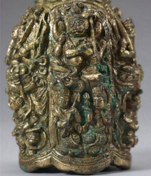 금동금강령에 새겨진 오대명왕(위), 범천ㆍ제석천(아래) 