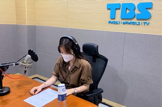 이미예 작가가 라디오를 통해 문학작품을 낭독(녹음)하는 모습