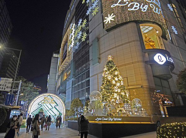 [본점 크리스마스 대형트리 스트리트 [사진=롯데백화점] 