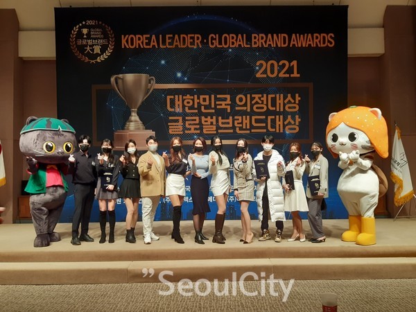 이은지단장외 인플루언서들이 자신감을 드러내는 손짓하트로 퍼퍼먼스를 하고 있다  [사진= seoulcity취재국]