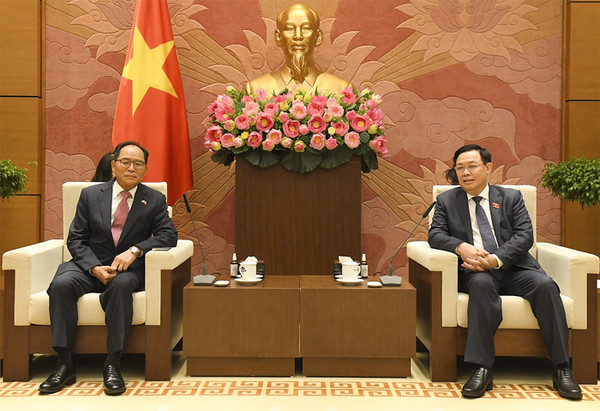 Korean Ambassador Park No-wan meets Vuong Dinh Hue, National Assembly Chairman of Vietnam. / Courtesy of National Assemly of Vietnam