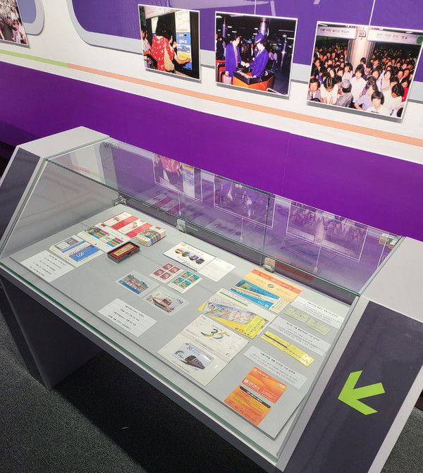 지하철 시대관에 전시된 다양한 물품들. 당시 역무원이 입었던 제복・시대상을 알 수 있는 사보 및 신문・주요 승차권・기공 기념패 등이 있다. 