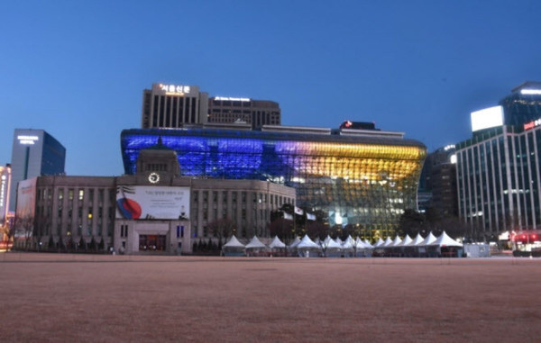서울시는 “러시아 침공과 관련해 우크라이나를 위로하는 메시지로 ‘평화의 빛’을 나타낸 것”이라며 서울시청 본관에 조명을 밝혔다.