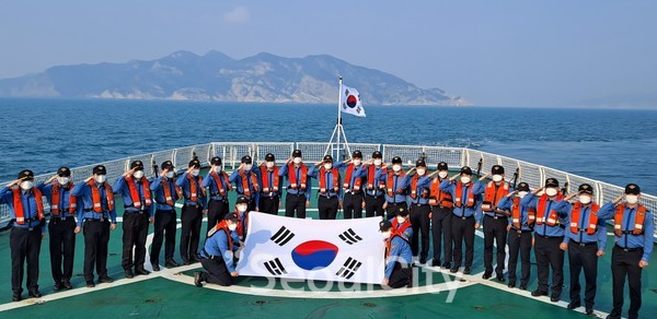 제103주년 삼일절을 맞아 애국심을 고취하고 해양주권 수호 의지를 다지기 위해 목포해양경찰서 1508함 승조원들이 우리나라 23개 영해기점 중 하나인 전남 신안군 홍도 앞 해상에서 태극기 퍼포먼스를 펼치고 있다/사진=목포해양경찰서
