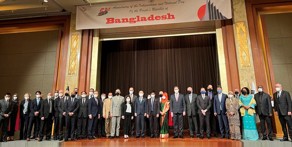2022년 3월 28일 서울 롯데호텔에서 열린 리셉션에 참석한 M. 델왈 호세인(M. Delwar Hossain) 주한 방글라데시 대사(가운데)가 각국 대사들과 함께 기념촬영을 하고있다.