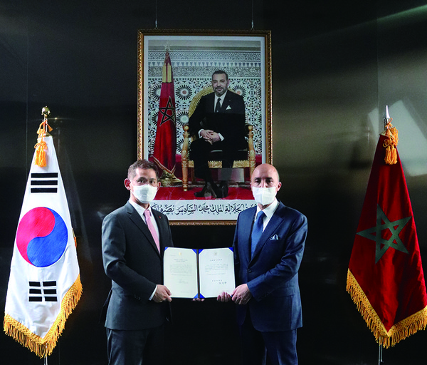The Ambassador of the Kingdom of Morocco to the Republic of Korea, Dr. Chafik Rachadi, with Mr. Hyun Chang Seung, Honorary Consul of Morocco in the city of Incheon.