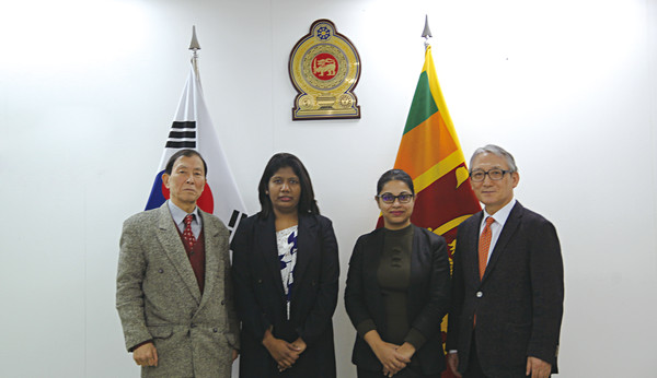 From left, Executive Vice Chairman, Choe Nam-suk, Charge d'Affairs Nilanthi Pelawaththage, Minister Counsellor, Rekha Mallikarachchi and Publisher Shin Hyun-doo