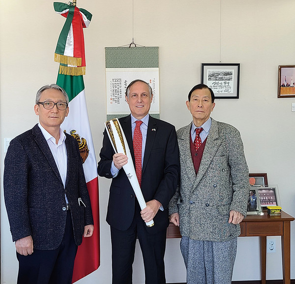 From left, Publisher Shin Hyun-doo, H.E. Bruno Figueroa and Executive Vice Chairman, Choe Nam-suk