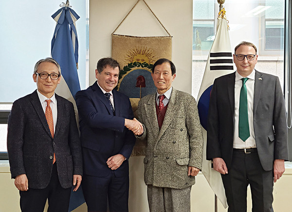 From left, Publisher Shin Hyun-doo, H.E. Alfredo Bascou, Executive Vice Chairman Choe Nam-suk and Julian Canessa,  Deputy Head of Mission, Argentine Ambassy