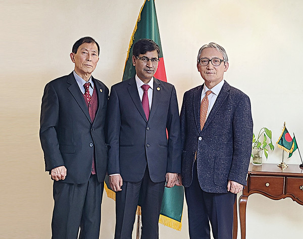 From left, Executive Vice Chairman Choe Nam-suk, H.E. Delwar Hossain and Publisher Shin Hyun-doo