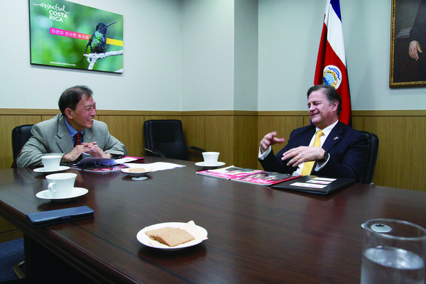 Executive Vice Chairman Choe Nam-suk and H.E. Alejandro Rodríguez Zamora smile during the interview