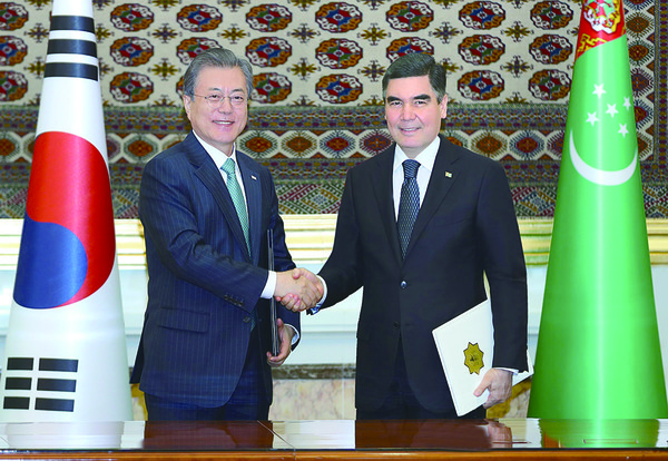 His Excellency Gurbanguly Berdimuhamedov, President of Turkmenistan, with His Excellency Moon Jaein, President of the Republic of Korea, during his State Visit to Turkmenistan in April, 2019