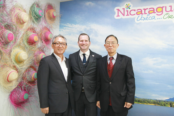 From Left, Shin Hyun-doo, publisher, H.E. Rodrigo Coronel Kinloch and Cheo Nam-Suk, Executive Vice Chairman