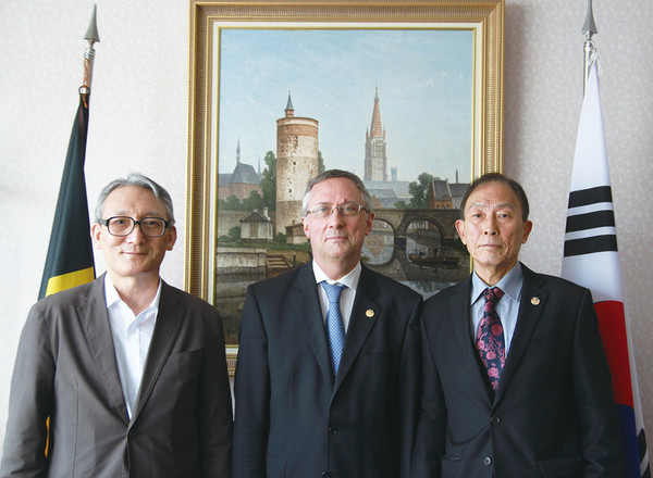 From Left, Shin Hyun-doo, publisher, H.E. Peter Lescouher and Cheo Nam-Suk, Executive Vice Chairman