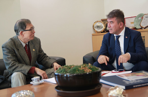 Ambassador Ersin Erçin of Turkey (right) interviewed by Executive Vice Chairman Choe Nam-suk, the ‘SeoulCity’ magazine