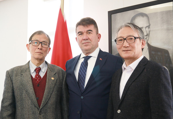 From left, Executive Vice Chairman, Choe Nam-suk, H.E. Ersin Erçin and Publisher-President, Shin Hyun-doo.