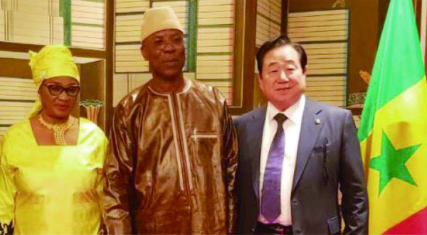 Honorary Consul of Senegal, Gu Jea Byeong (Right), H.E. and Mrs.Mamadou Gueye FAYE, former Ambassador of Senegal