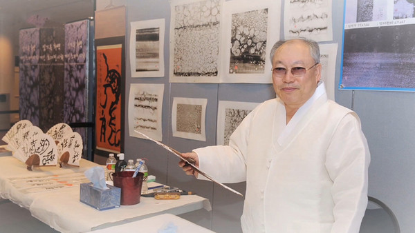 세계 최초로 눈꽃을 그림으로 그려내는 데 성공한 남재 임기옥 화백 (사진제공=임기옥 화백)