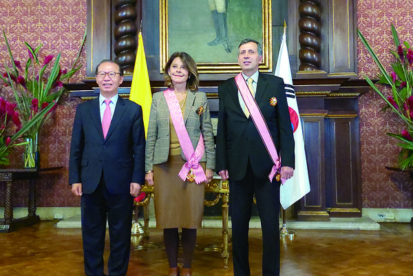 CHOO Jong-youn Ambassador transfer Korean government medals to Ms. Marta Lucia Ramirez, Colombia's Vice President & Foreign Minister  and , Mr Francisco Javier Echeverri Vice Minister at Salon Bolivar in the Ministry