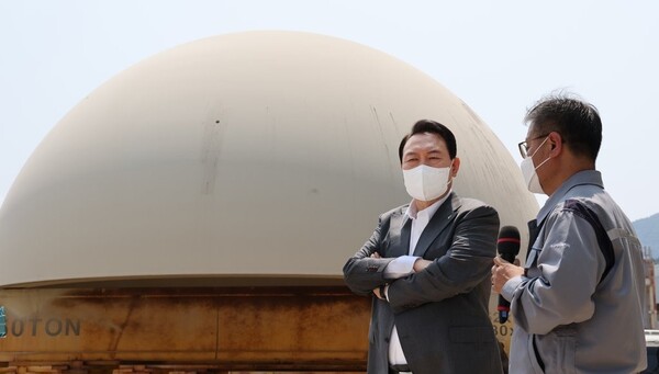 윤석열 대통령이 22일 오전 경남 창원시 두산에너빌리티를 방문해 생산현장(원자력공장)에서 신한울 3·4호기 원자로와 증기발생기용 주단소재 보관장을 둘러보고 있다.